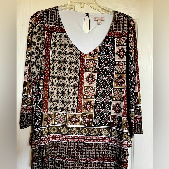 established Tops - Women tunic. Very comfortable looks great over pants. Wash and wear.